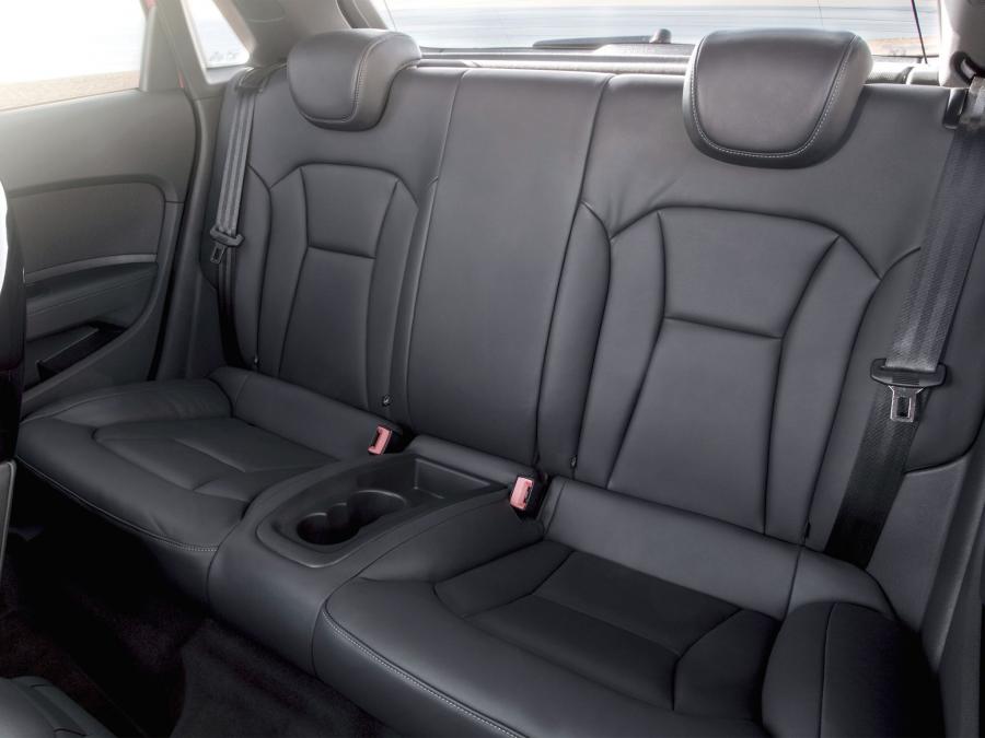 Интерьер Audi A1 Sportback TDI S-Line (8X) 2012 года  (фото 5 из 19)